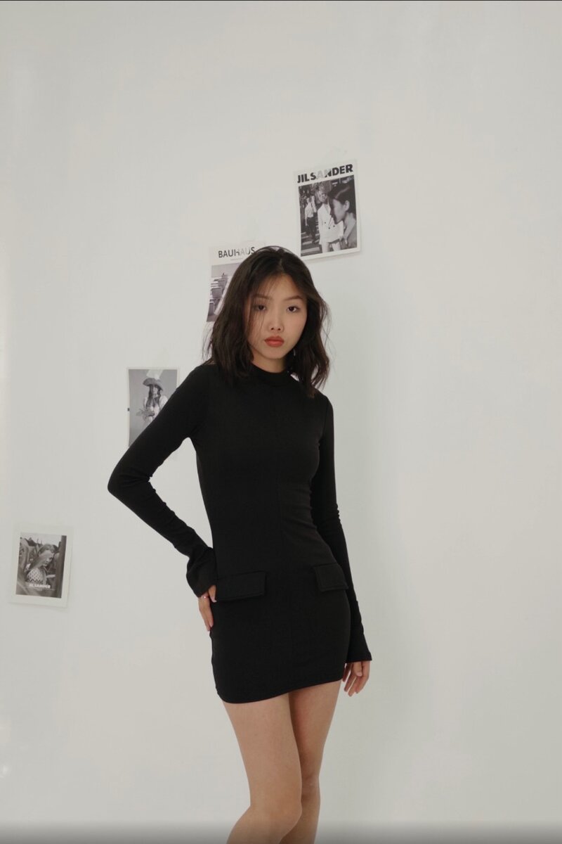 Платье с выделяющимися карманами и рукавами