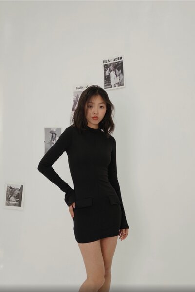 Платье с выделяющимися карманами и рукавами