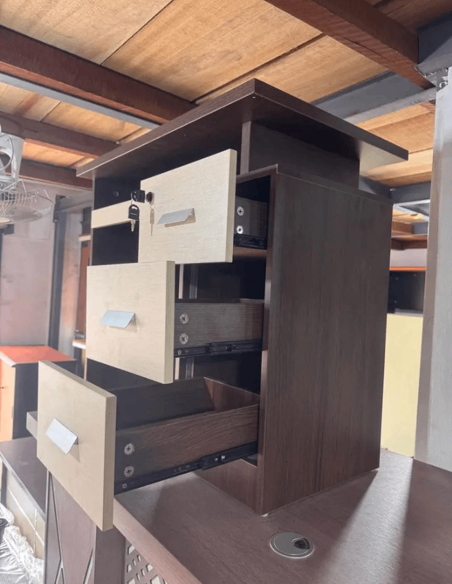 Bureau moderne avec tiroirs