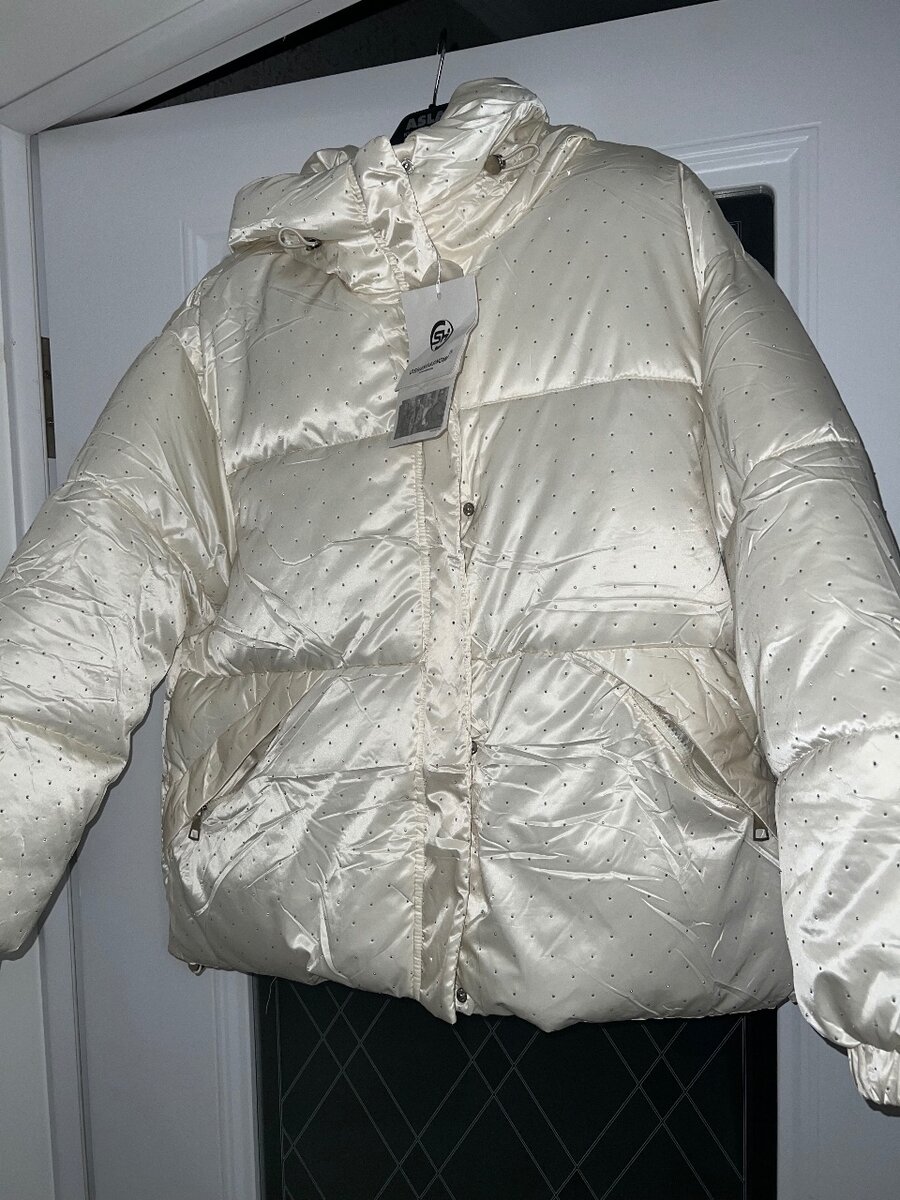 Новая куртка со стразами