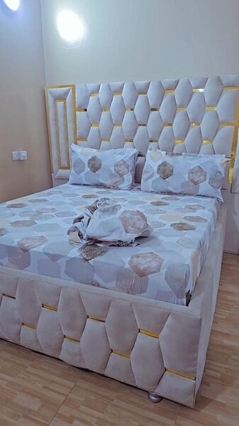 set includes 2 flat sheets and 4 pillowcases