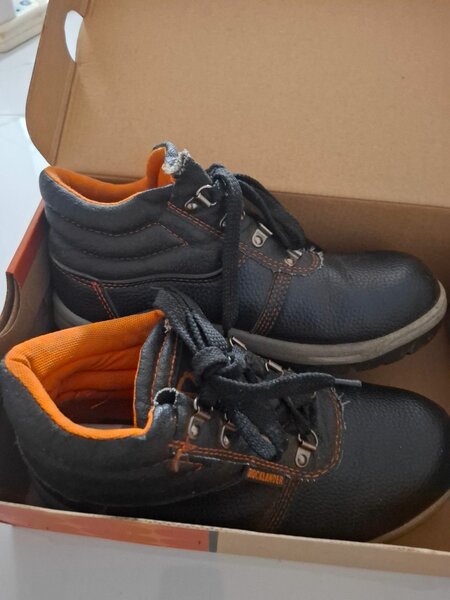 Preowned safety boots size 40