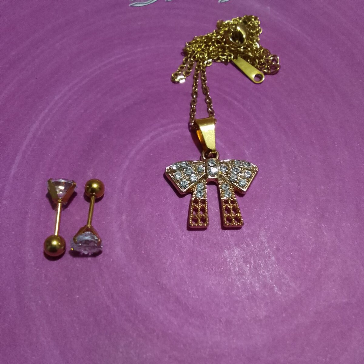 CHAÎNES ET BOUCLE D'OREILLE