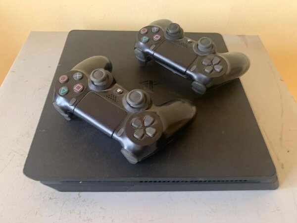 PlayStation 4 Slim 500gb 2 controllers