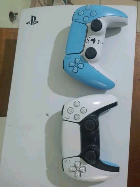 Console PlayStation 5 avec manettes