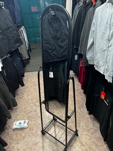 Напольное зеркало на колесиках с устойчивой рамой