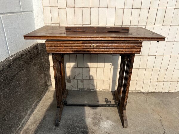 Деревянный стол от швейной машинки