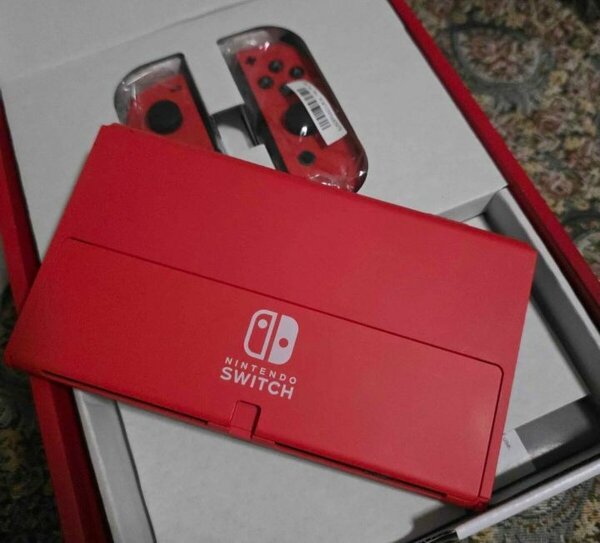 Nintendo Switch rouge avec écran LCD