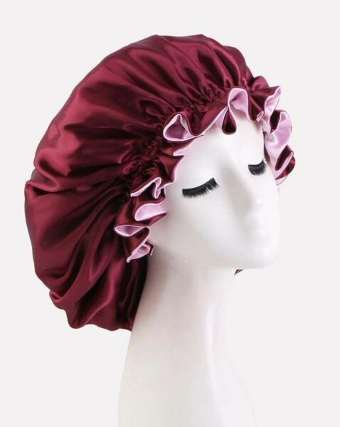 Bonnet en satin coloré