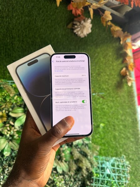 iPhone 14 pro second main propre avec carton