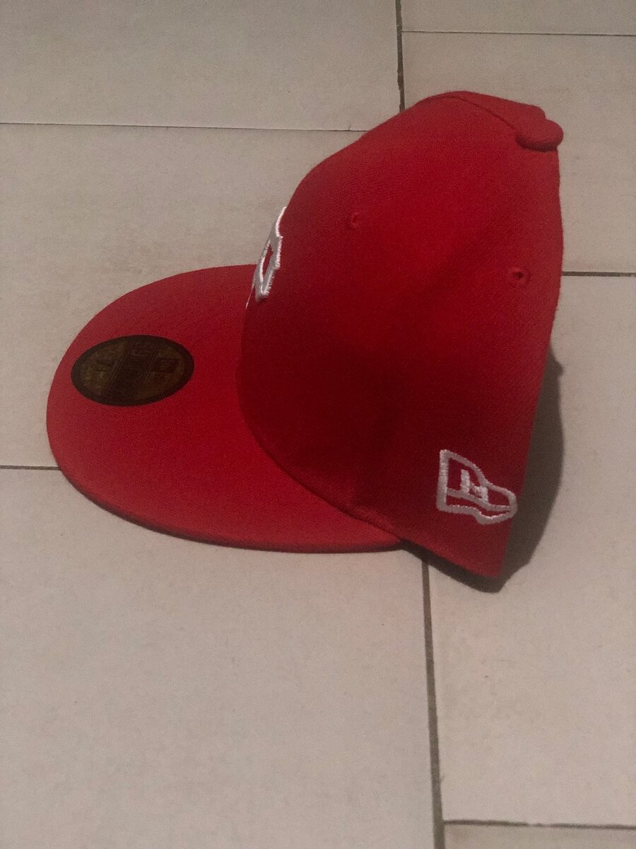 Casquette rouge avec broderie