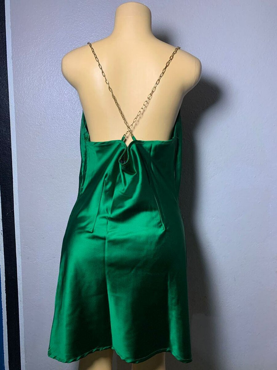 Robe satinée verte élégante
