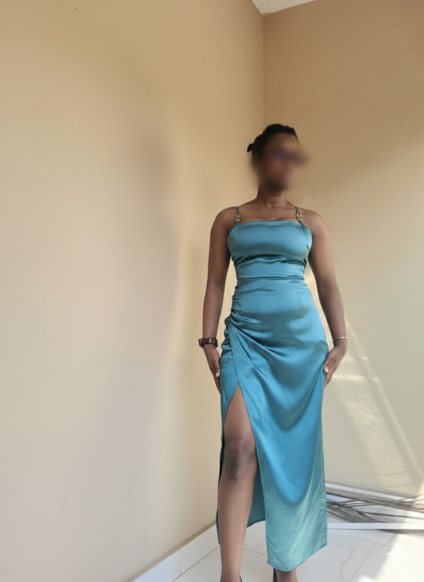 Robe en satin vert émeraude