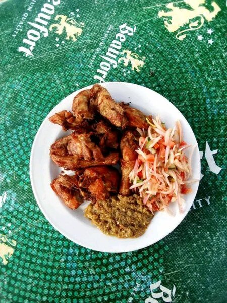 Poulet épicé avec salade