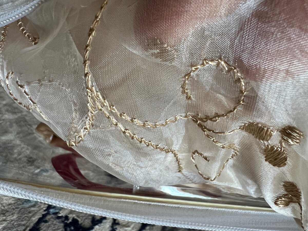 Покрывало с вышивкой шторой