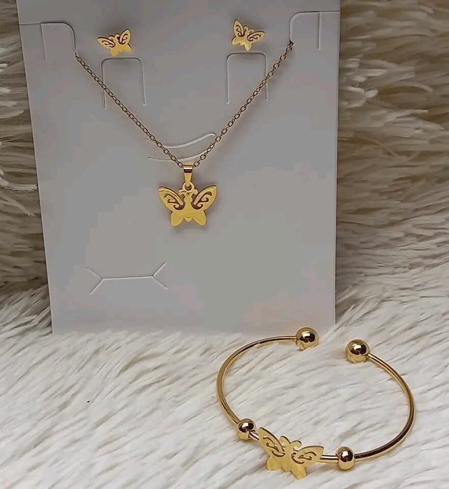 Set de bijoux dorés élégants