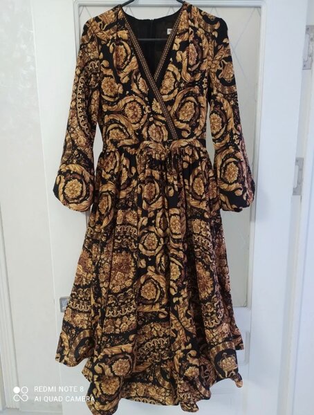 Продаю платье покупала за 100$ продаю за 2500