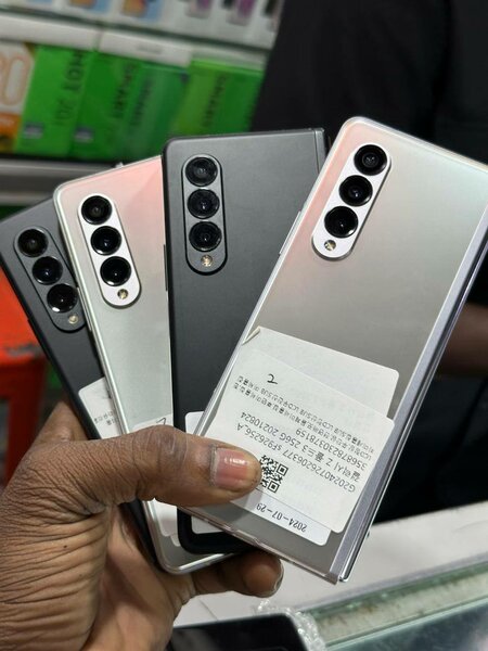 Samsung fold3 capacité 256gigas ram12 Réseau 5G