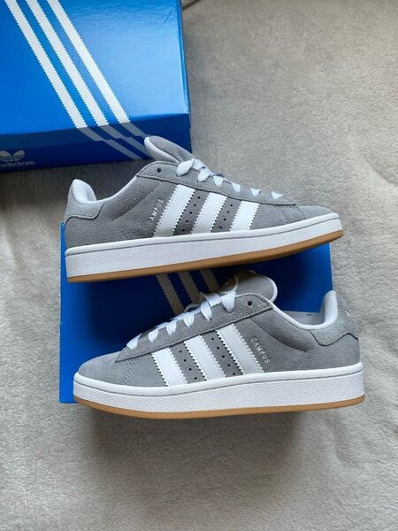Baskets en daim gris