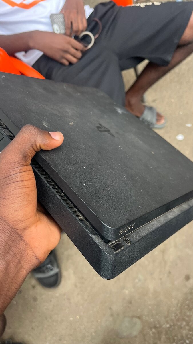 Ps4 slim 1To