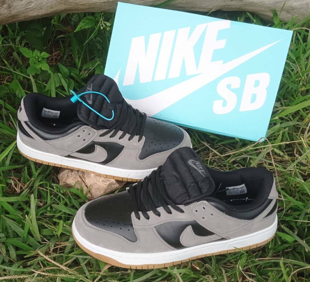 Chaussure NIKE SB DUNK gris noir
