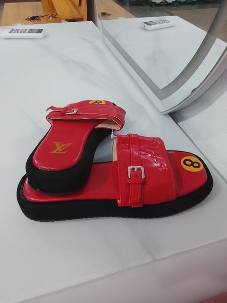 Sandales rouges élégantes