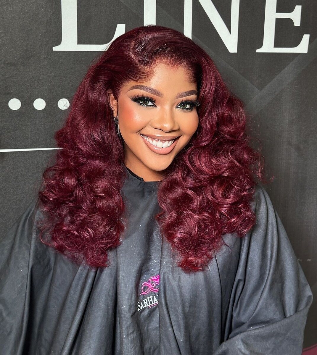 Perruque Bouclée Bordeaux Élégante