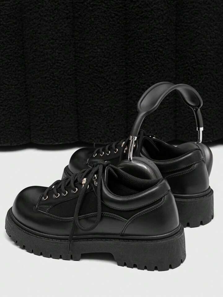 Chaussures en cuir noir robustes