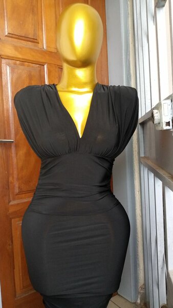 Robe moulante noire élégante