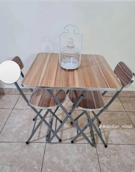 Ensemble Table et Chaises Pliantes élégantes