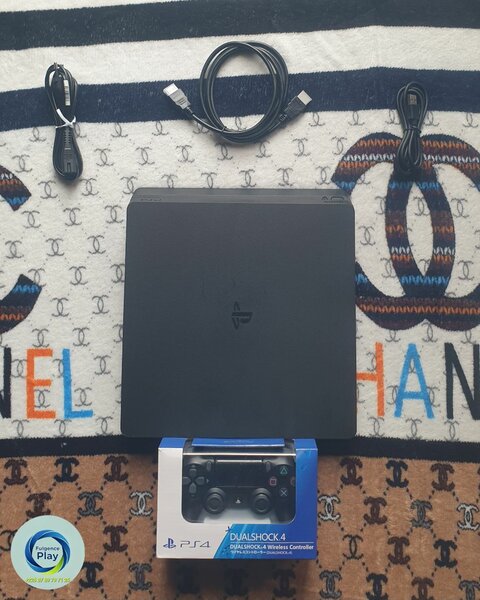 Console PS4 Slim encore neuve