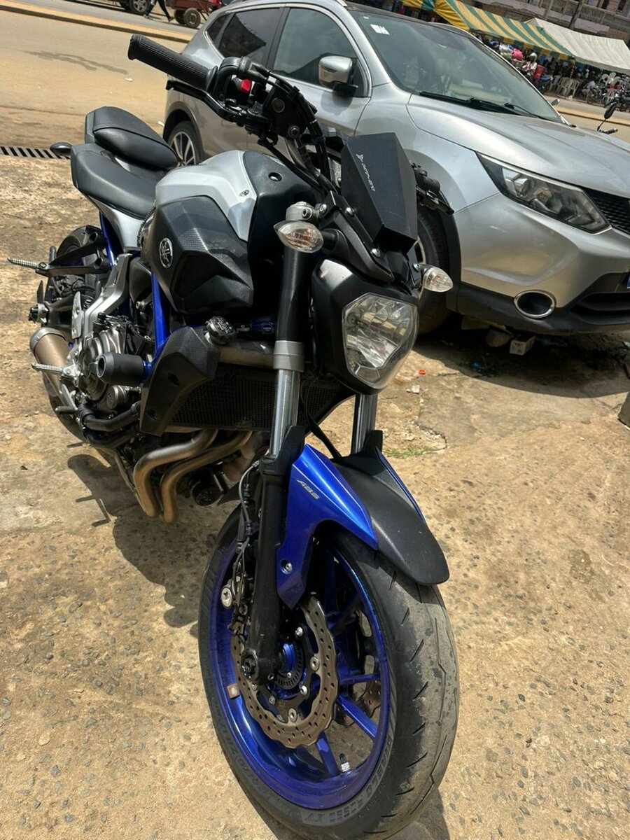 Moto sportive Yamaha bleue