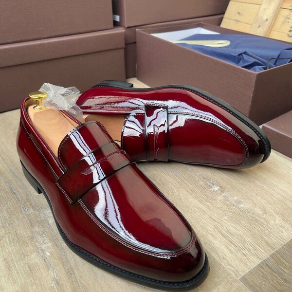 Chaussures en cuir verni homme