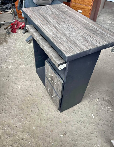 Bureau informatique compact moderne