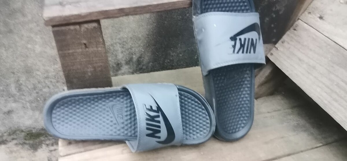 Claquettes confort Nike gris