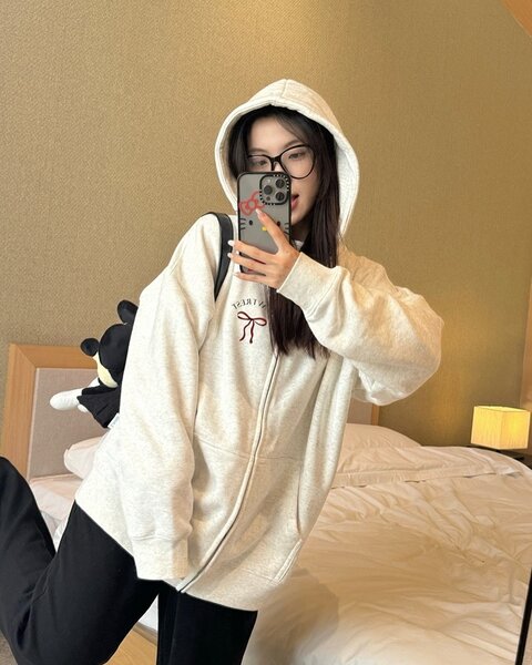 Женская кофта с капюшоном на молнии