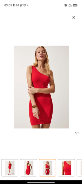 Robe rouge asymétrique