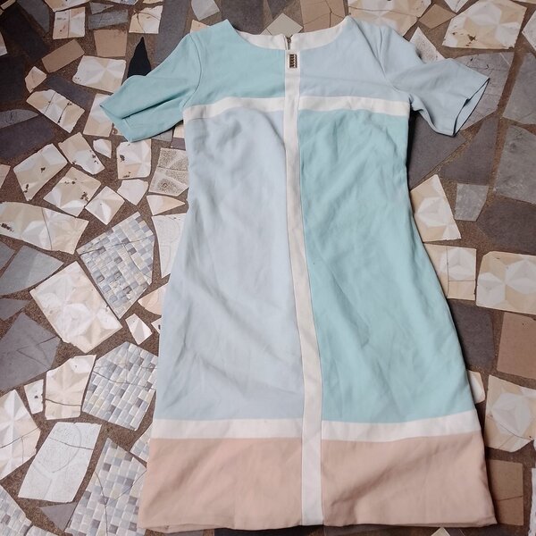 Robe rouge à pois élégante