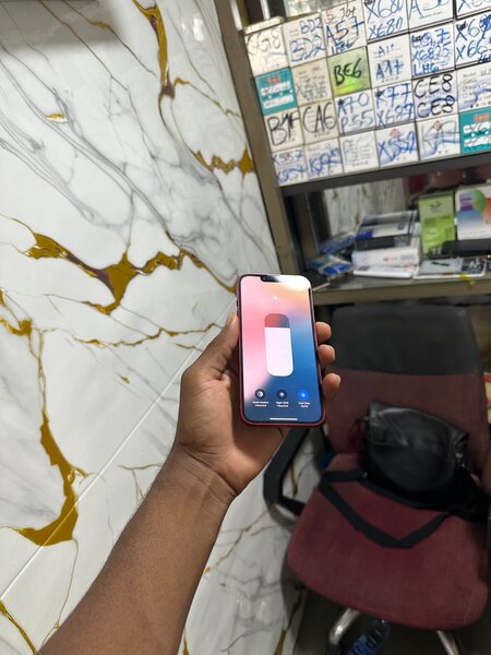 iPhone 13simple Casi neuf 