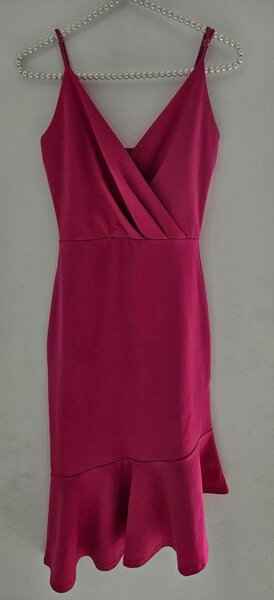 Robe élégante en satin bordeaux