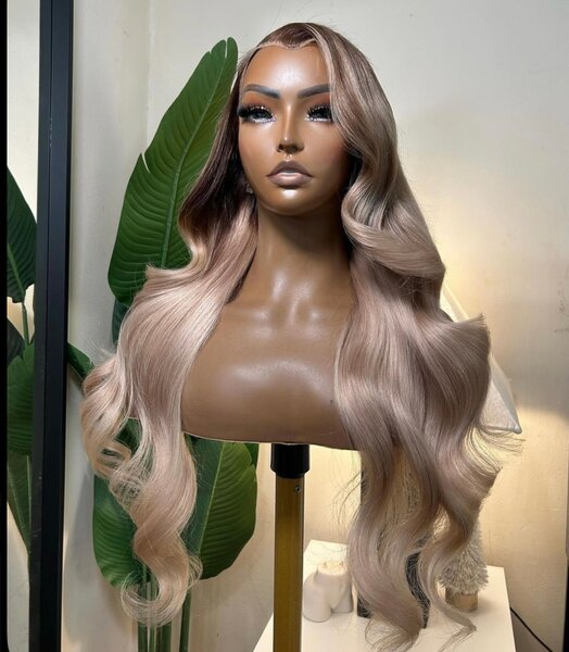 Perruque blonde longue bouclée