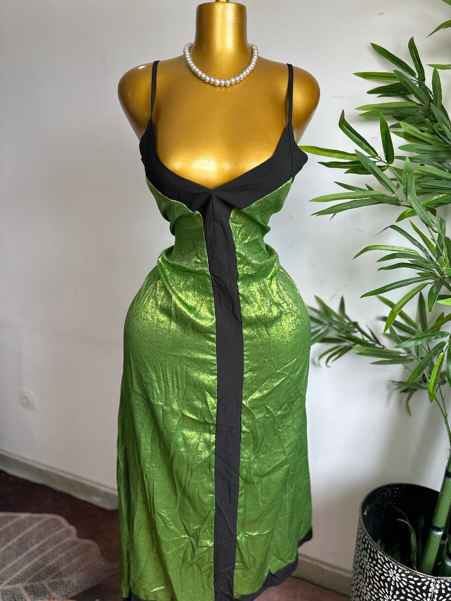 Robe verte satinée élégante