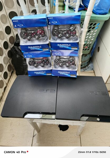 Console PS3 avec manettes