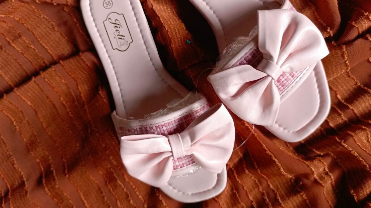 Mules élégantes avec noeud