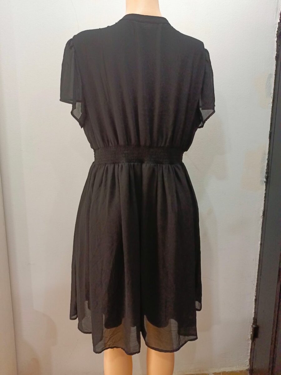 Robe élégante noire à volants