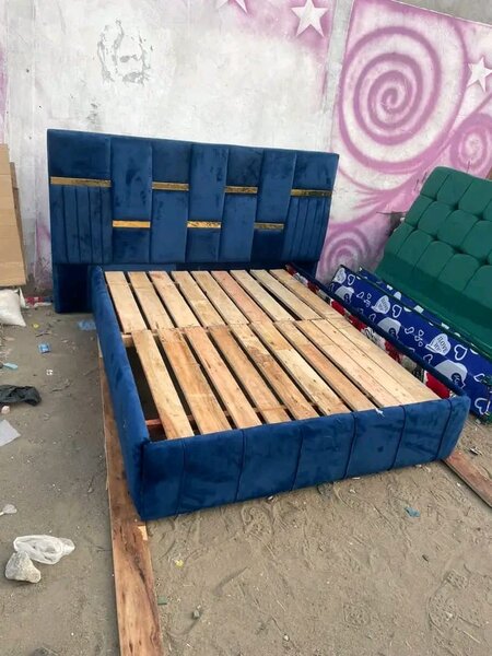 Lit double en bois élégant