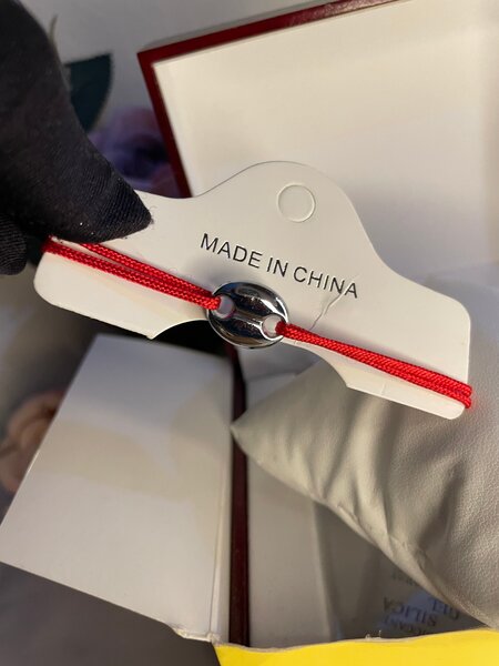 Bracelet avec corde rouge