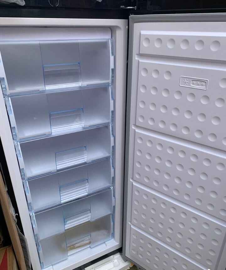 Congélateur vertical moderne