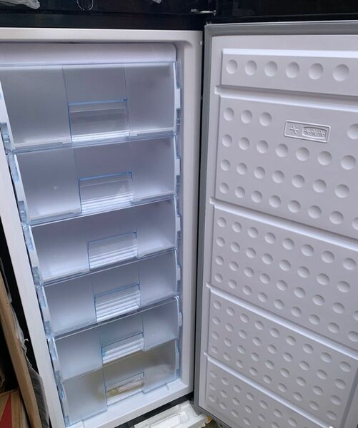 Congélateur vertical moderne