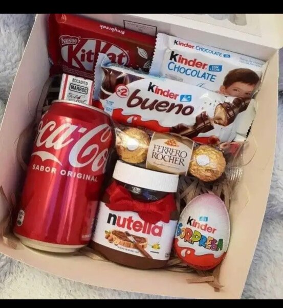 Panier garni avec chocolat et Coca-Cola